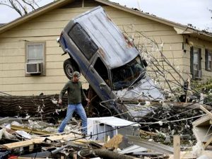 Stati Uniti sotto l'assedio dei tornado: 20 cicloni in poche ore