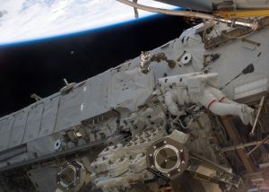 Stazione Spaziale Internazionale: fotografato UFO durante passeggiata nello spazio!