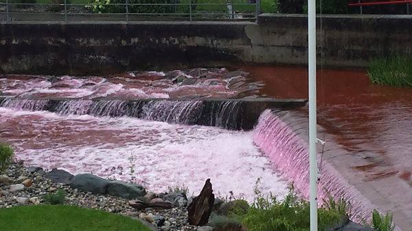 Fiume diventa improvvisamente rosso