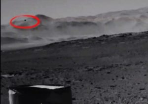 Curiosity fotografa uno strano oggetto